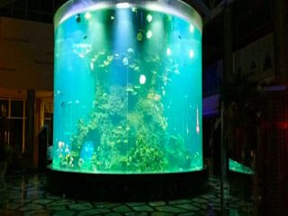 Китай на заказ дешевые супер большой круглый pmma стеклянные аквариумы прозрачный цилиндр акриловые аквариумы